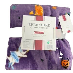 NWT Halloween Velvet Soft Throw Blanket Purple Cats In Costume 60x70 Dracula Cat